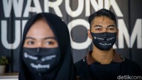 Para pekerja juga diwajibkan menggunakan masker dalam melayani pembeli.