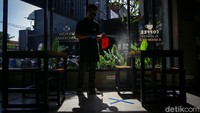 Pekerja rutin menyemprotkan cairan disinfektan setiap harinya.