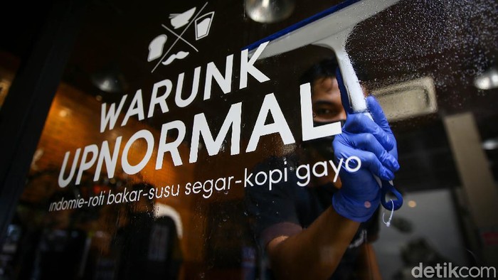 Pekerja di Warunk Upnormal, Depok, Jawa Barat, tegah melakukan persiapan menghadapi tatanan hidup baru atau New Normal, Kamis (4/5/2020).