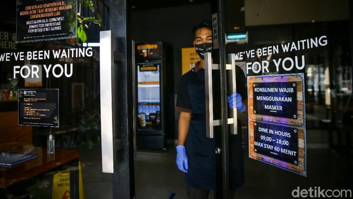 Pekerja di Warunk Upnormal, Depok, Jawa Barat, tegah melakukan persiapan menghadapi tatanan hidup baru atau New Normal, Kamis (4/5/2020).