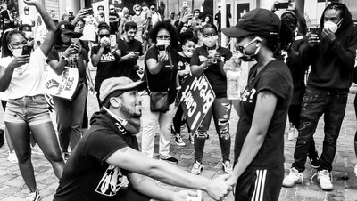 Potret Romantis Pasangan yang Tunangan saat Ikut Demo Black Lives Matter