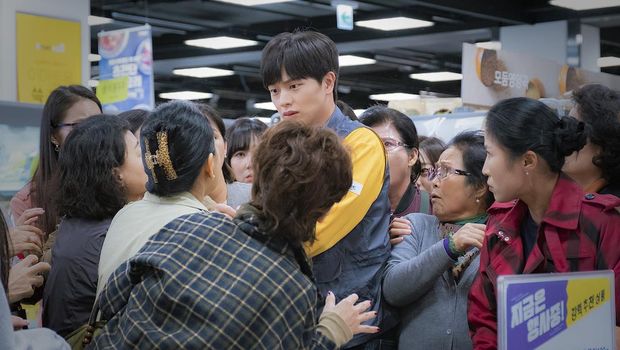Yook Sung Jae di 'Mystic Pop-up Bar'