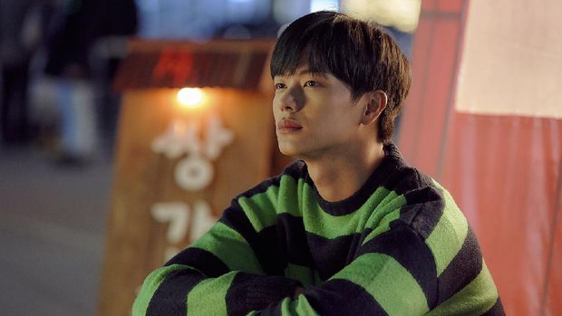 Yook Sung Jae di 'Mystic Pop-up Bar'