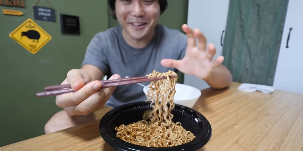 YouTuber Cicip Mie Instan Populer di Singapura