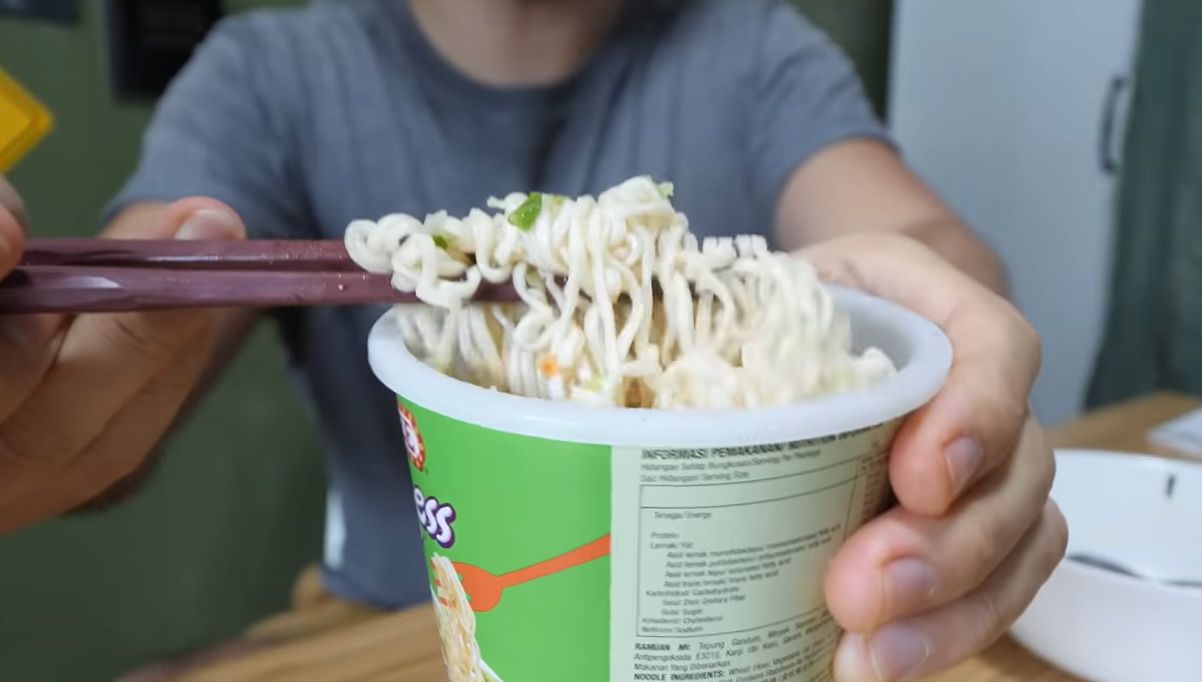 YouTuber Cicip Mie Instan Populer di Singapura