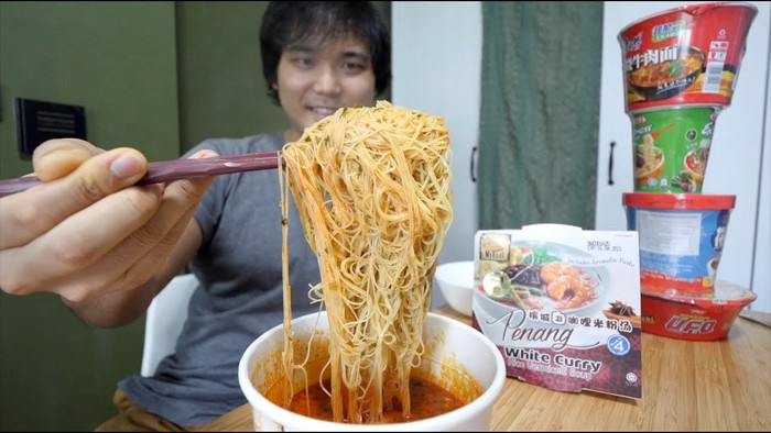 YouTuber Cicip Mie Instan Populer di Singapura YouTuber Cicip Mie Instan Populer di Singapura