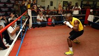 Dilansir TMZ, Mayweather kabarnya beredia membiayai pemakaman Floyd dengan mengirim cek senilai US$88,5 ribu alias Rp1,2 Miliar, warga Amerika Serikat yang meninggal akibat kekerasan Kepolisian di Minneapolis. Ada alasan mengapa The Money bersedia membantu keluarganya.  Julian Finney/Getty Images  