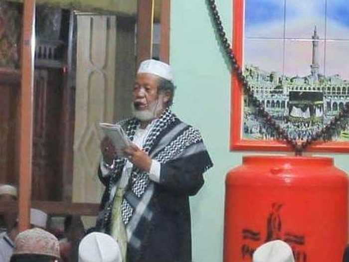 Ulama Banten Tolak Pembangunan Landmark Pandeglang Rp 3,8 M

Pemerintah daerah (Pemda) Kabupaten Pandeglang, Banten, berencana membangun landmark senilai Rp 3,8 miliar di Kampung Baru, Desa Kadu Engang, Kecamatan Cadasari yang terletak di lahan Perhutani di lereng Gunung Karang. Rencana pembangunan mercu atau ikon Kota Pandeglang itu diprotes ulama Banten.

Seperti diketahui, peletakan batu pertama proyek pembangunan landmark Pandeglang itu sudah dilakukan pada 14 Oktober 2019 silam yang dihadiri Bupati Pandeglang Irna Nurlita. Proyek itu akan memangkas lahan milik Perhutani di lereng Gunung Karang seluas 3.000 meter persegi. Landmark itu akan dibangun dengan panjang 150 meter, lebar 20 meter dan tinggi 20 meter. 

Pemda Pandeglang berharap dengan pembangunan ini akan menjadi wisata kuliner, tempat singgah dan rekreasi. Namun di sisi lain, lahan itu sudah lama dimanfaatkan warga sekitar untuk bercocok tanam sebagai mata pencaharian. 

Rencana pembangunan ini pun sempat mendapat protes, karena wilayah hutan Gunung Karang dianggap sakral oleh masyarakat Pandeglang. Kini, sejumlah ulama di Banten pun menyuarakan penolakan serupa. Mereka meminta agar Bupati Pandeglang Irna Nurlita untuk segera menyetop rencana itu, karena dianggap akan merusak lingkungan dan munculnya praktik maksiat di tempat itu.

“Assalamualaikum… Yang terhormat Bupati Pandeglang, punten (maaf), peringatan kangge (buat) pemerintah Pandeglang, khususnya Perhutani. Mohon distop Landmark Pandeglang dan Villa Biru sebelum azab Allah SWT turun ke Pandeglang,” kata KH Muhamamd Murtdho Dimyati pengasuh Pondok Pesantren Raudhatul Ulum, Cidahu, Cadasari, Pandeglang, Banten dalam pesan singkatnya yang diterima detikcom, Jumat, 5 Juni 2020. 

Menurut ulama kharismatik Banten ini, seharusnya Pemda Pandeglang mau belajar dari kasus Pemda Lebak yang juga berencana membangun hal serupa bagi kotanya itu. Hingga kini rencana pembangunan di Lebak tinggal kenangan saja. “Tak akan mampu membangun selama lima hingga 10 tahun,” kata Abuya Murtadho yang juga putra kedua almarhum KH Muhammad Dimyati (Abuya Dimyati Cidahu) itu. 

Jika Pemkab Pandeglang ingin meningkatan dana Anggaran Pendapatan dan Belanja Daerah (APBD), lanjut Abuya Murtadho, seharusnya mengembangkan agro bisnis di lahan itu yang akan lebih bermanfaat bagi masyarakat setempat. “Tingkatkan APBD Pandeglang dengan Agro Bisnis sesuai dengan lahan yang pasti barokah. Jangan menambah APBD dari sarang maksiat. Ingat, pertanggungjawaban Ibu Irna dan SKPD Pandeglang nanti di Mahkamah Tertinggi, Robbul Jalil nantinya,” pintanya. 

Gunung Karang setinggi 1.778 meter di atas permukaan laut ini merupakan gunung tertinggi di Banten. Di puncak gunung terdapat Sumur Tujuh juga makam kramat yang menjadi lokasi wisata ziarah yang favorit di Banten. Tak hanya itu, di lereng gunung ini pun banyak terdapat situs peninggalan prasejarah di Kampung Pasir Peutey.