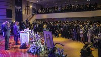 Ratusan pelayat memenuhi upacara pemakaman dengan penuh emosional.     