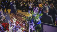 Anggota keluarga Floyd, Pendeta Jesse Jackson, Gubernur Minnesota Tim Walz, Senator Minnesota Amy Klobuchar dan Wali Kota Minneapolis Jacob Frey termasuk di antara beberapa ratus orang yang menghadiri upacara pemakaman di North Central University di pusat kota Minneapolis.
