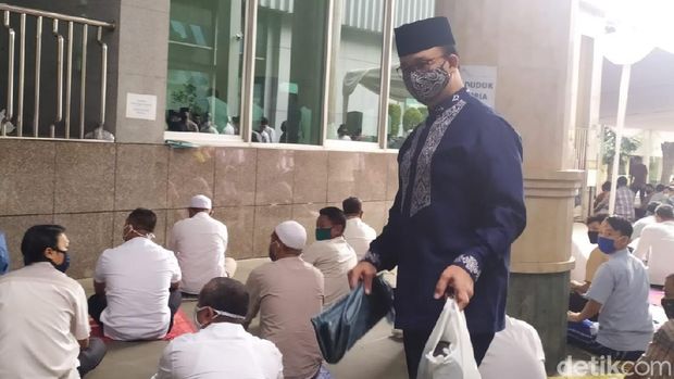 Anies Baswedan salat Jumat di Masjid Fatahilah Balai Kota DKI Jakarta di hari pertama PSBB transisi