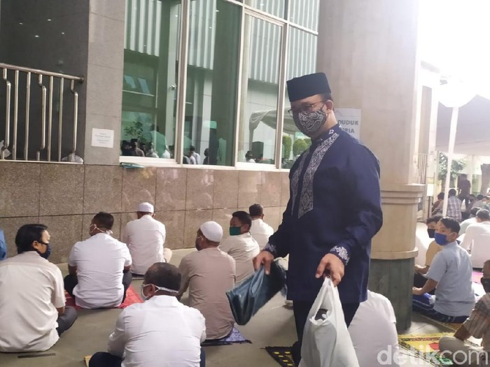 Anies Baswedan salat Jumat di Masjid Fatahilah Balai Kota DKI Jakarta di hari pertama PSBB transisi