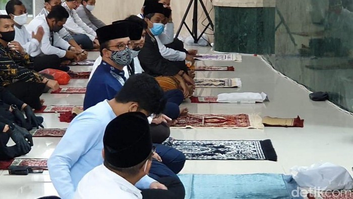 Anies Baswedan salat Jumat di Masjid Fatahilah Balai Kota DKI Jakarta di hari pertama PSBB transisi
