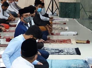 Bawa Sajadah-Pakai Masker, Anies Salat Jumat di Masjid Balai Kota DKI
