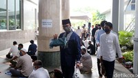 Anies juga turut mengajak kedua putranya, Mikail dan Kaisa untuk menunaikan salat Jumat di Masjid Fatahillah Balai Kota DKI Jakarta.