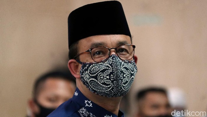 Menggunakan masker, Gubernur DKI Jakarta Anies Baswedan melaksanakan ibadah salat Jumat di Masjid Fatahillah Balai Kota, Jakarta di hari pertama masa PSBB transisi, Jumat (5/6).