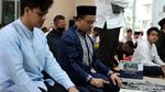 Momen Anies Salat Jumat di Masjid Balai Kota DKI