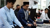 Dalam salat sunah ini Anies sempat melepas masker yang sebelumnya sempat dipakai.