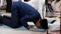 Anies tampak khusuk menunaikan salat di Masjid Fatahillah Balai Kota DKI Jakarta.