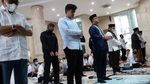 Momen Anies Salat Jumat di Masjid Balai Kota DKI