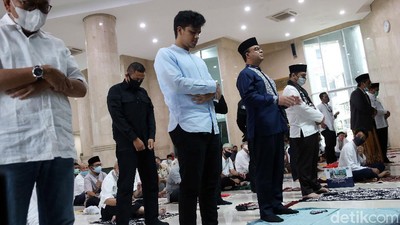 Momen Anies Salat Jumat di Masjid Balai Kota DKI