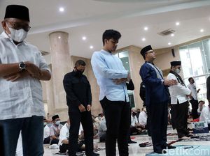 Momen Anies Salat Jumat di Masjid Balai Kota DKI