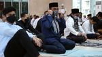 Momen Anies Salat Jumat di Masjid Balai Kota DKI