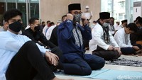 Anies datang dengan memakai memakai masker batik.