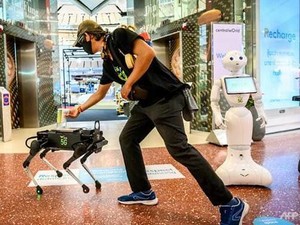 Cegah Corona, Robot Anjing di Mal Thailand Bagikan Hand Sanitizer