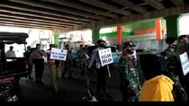 PSBB Transisi, Aparat Long March Sosialisasi Pakai Masker di Pasar Tanah Abang
