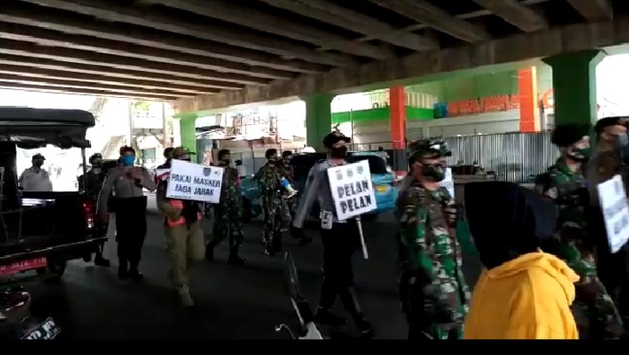 Aparat gabungan long march sosialisasi jaga jarak di Pasar Tanah Abang
