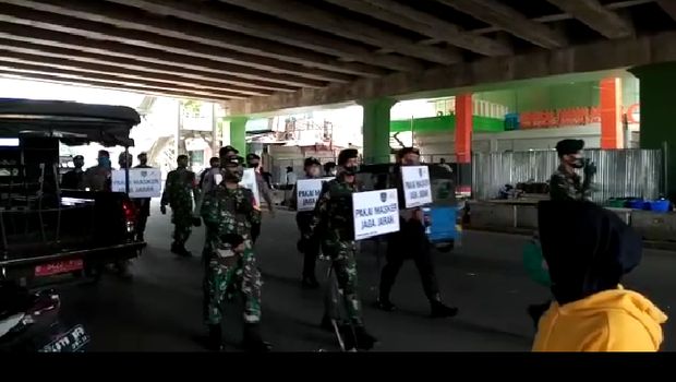 Aparat gabungan long march sosialisasi jaga jarak di Pasar Tanah Abang