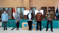 Sebagai wujud solidaritas untuk menangani pandemic COVID-19, J Trust Bank anak usaha dari institusi keuangan ternama asal Jepang, J Trust Co.,Ltd. secara berkala menyalurkan bantuan APD dan Perlengkapan Medis untuk tenaga kesehatan baik di DKI Jakarta dan berbagai daerah lainnya di Indonesia. J Trust Bank juga mendonasikan sebesar 0,1% dari total dana deposito yang terhimpun melalui program referral “Win Win Win”. Foto: dok. Pemkot Tangsel