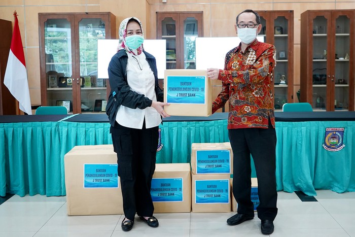 APD untuk Tenaga Medis COVID-19 di Tangsel Walikota Tangerang Selatan Airin Rachmi Diany menerima secara simbolis bantuan berupa Alat Pelindung Diri (APD) dan Perlengkapan Medis dari Direktur Utama PT Bank JTrust Indonesia Tbk. (J Trust Bank) Ritsuo Fukadai di Kantor Walikota Tangerang Selatan, Banten, Jumat (5/6/2020).