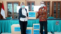 Walikota Tangerang Selatan Airin Rachmi Diany menerima secara simbolis bantuan berupa Alat Pelindung Diri (APD) dan Perlengkapan Medis dari Direktur Utama PT Bank JTrust Indonesia Tbk. (J Trust Bank) Ritsuo Fukadai di Kantor Walikota Tangerang Selatan, Banten, Jumat (5/6/2020). Foto: dok. Pemkot Tangsel
