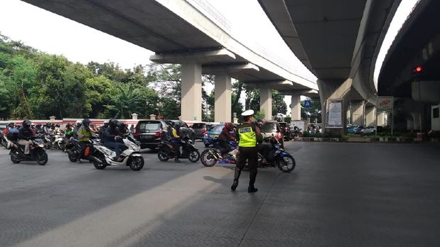 Arus lalu lintas di lampu merah Pancoran