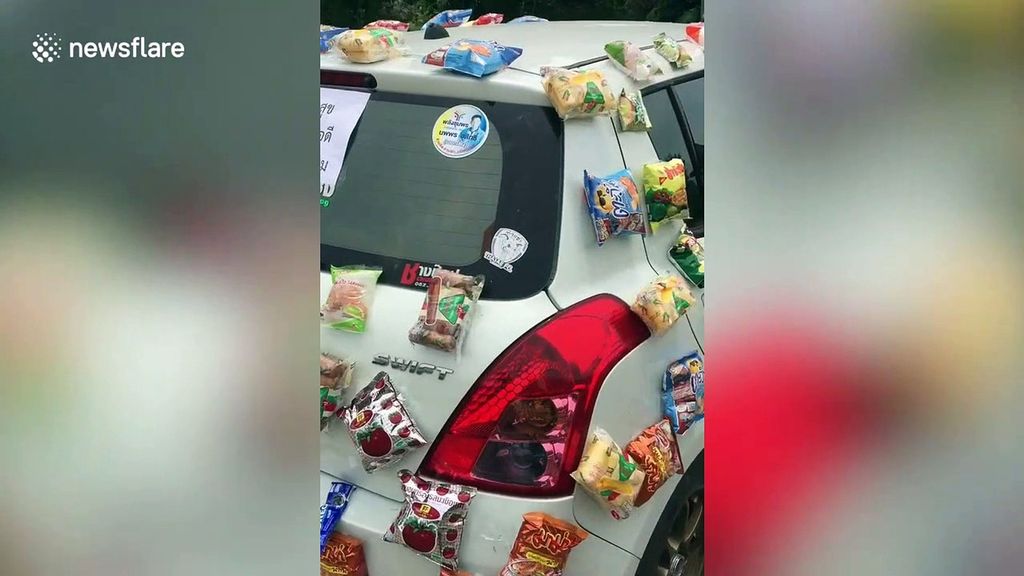 Bagi-bagi Makanan di Mobil