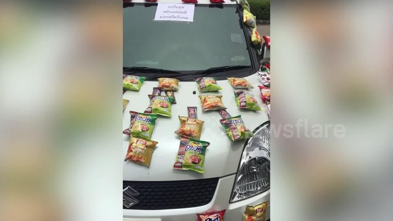 Bagi-bagi Makanan di Mobil