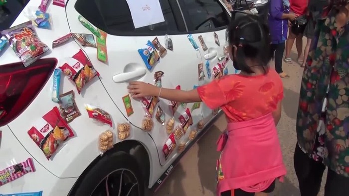 Bagi-bagi Makanan di Mobil