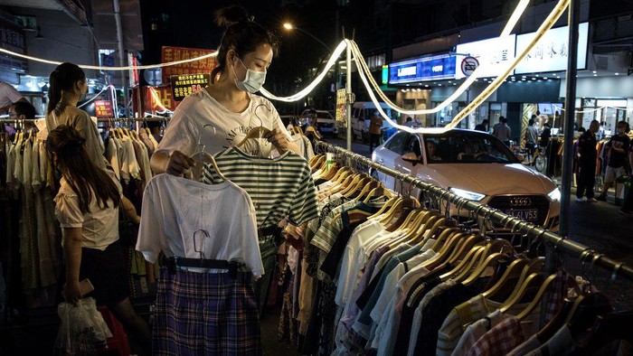 Wuhan secara bertahap mulai kembali pada kehidupan normal menyusul dorongan dari pemerintah setempat untuk membuka kios-kios di jalan.