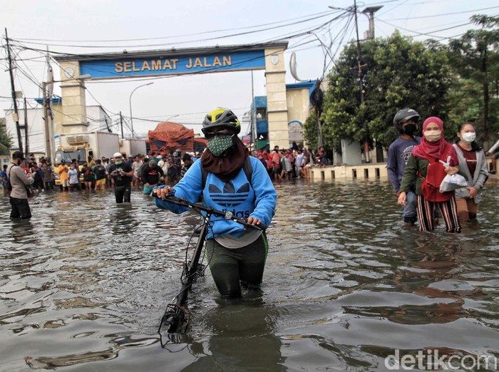 DKI Susun Ingub Siapkan Pengungsian Banjir 2 Kali Lipat di Masa Pandemi