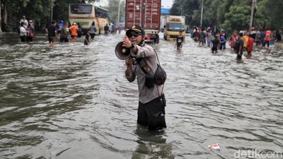 Banjir Rob Terjang Muara Baru