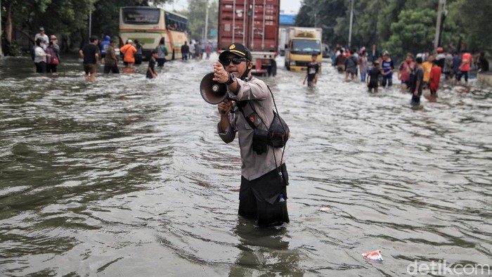 Banjir Rob Terjang Muara Baru Banjir rob merendam kawasan Pelabuhan Nizam Zachman, Muara Baru, Jakarta Utara, Jumat (5/6). Ketinggian air rata-rata mencapai 50 cm.