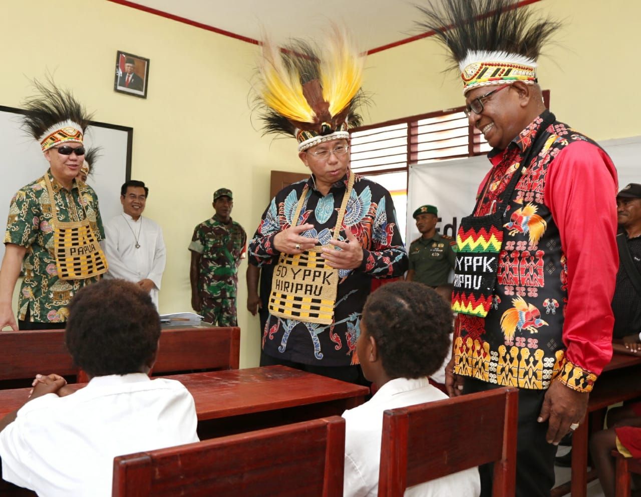 Bank Mega Direktur Utama PT Bank Mega Tbk, Kostaman Thayib berbincang dengan salah seorang murid SD St. Aloysius YPPK Tillemans di Timika - Papua yang merupakan salah satu sekolah penerima bantuan Mega Berbagi pada tanggal 20 Februari 2020.