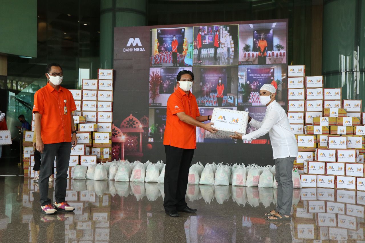 Bank Mega Direktur Utama PT Bank Mega Tbk Kostaman Thayib menyerahkan bantuan paket Sembilan Bahan Pokok (Sembako) di acara Mega Peduli di Jakarta Selatan, pada 15 Mei 2020.