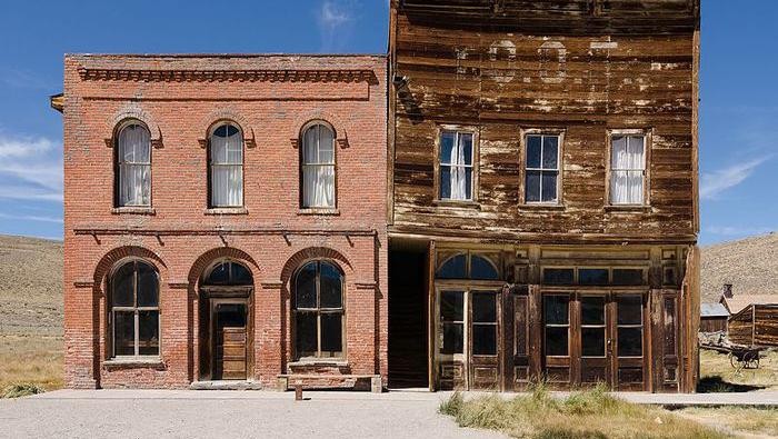 Bridgeport - Area bekas kota tambang seringkali jadi tempat wisata. Begitu pula dengan kota ini, Bodie. Bedanya kota ini sudah ditinggalkan dan punya kutukan.