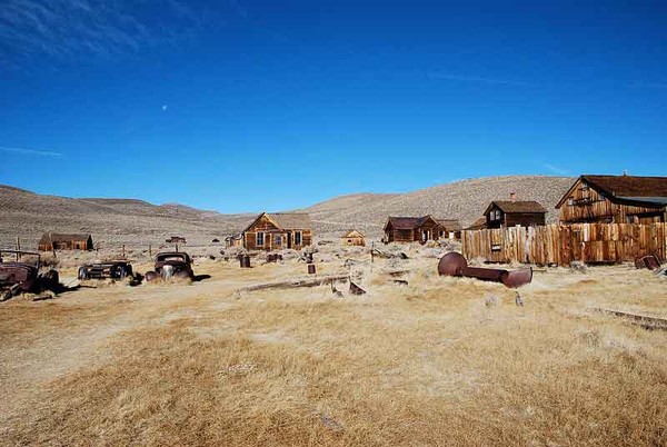 Ada satu yang harus ditaati oleh pengunjung. Mereka tidak boleh membawa barang apa apa pun keluar dari The Bodie State Historic Park. Bahkan secuil batu pun tak boleh diambil sebagai suvenir. Dok.wowasiknya.com/wikimedia.org Ada satu yang harus ditaati oleh pengunjung. Mereka tidak boleh membawa barang apa apa pun keluar dari The Bodie State Historic Park. Bahkan secuil batu pun tak boleh diambil sebagai suvenir. Dok.wowasiknya.com/wikimedia.org