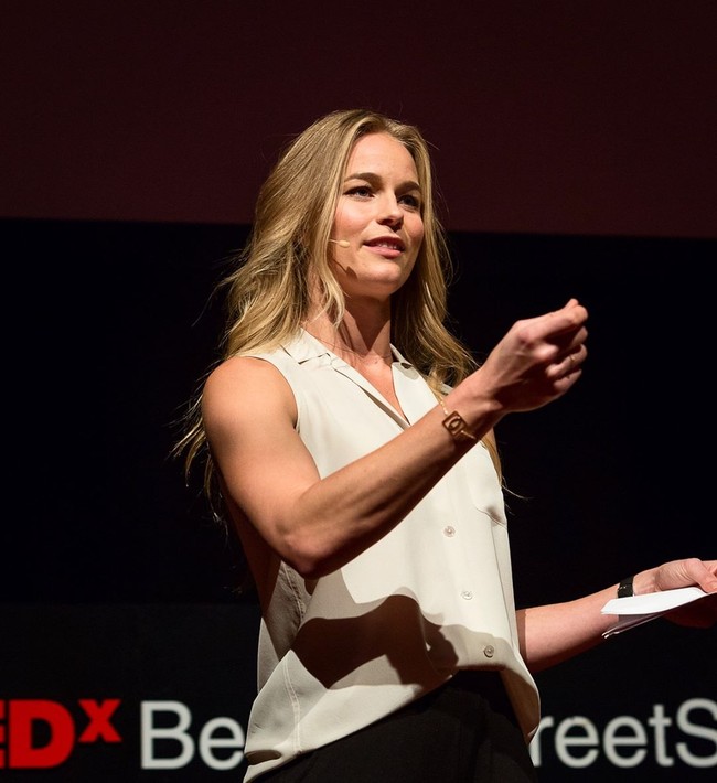Dalam TEDTalk-nya saat itu, Daisy berbicara mengenai topik yang dilalui semua orang tapi sulit dijelaskan yakni bagaimana dan mengapa kita menua. Namun Daisy percaya bahwa dengan sains suatu saat kita bisa menyetir akhir dari penuaan. Foto: Instagram @daisy_robinton