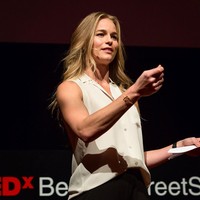 Dalam TEDTalk-nya saat itu, Daisy berbicara mengenai topik yang dilalui semua orang tapi sulit dijelaskan yakni bagaimana dan mengapa kita menua. Namun Daisy percaya bahwa dengan sains suatu saat kita bisa menyetir akhir dari penuaan. Foto: Instagram @daisy_robinton