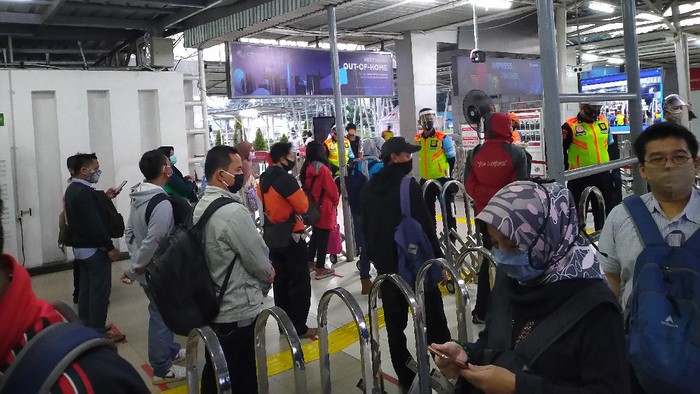 DKI mulai PSBB Transisi, Stasiun Bogor ramai penumpang pagi ini. (Foto: Sachril/detikcom)